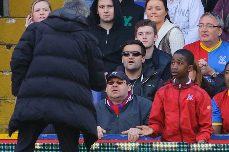 Erhobener Zeigefinger: Chelsea-Coach José Mourinho schimpft gegen einen Balljungen von Crystal Palace.