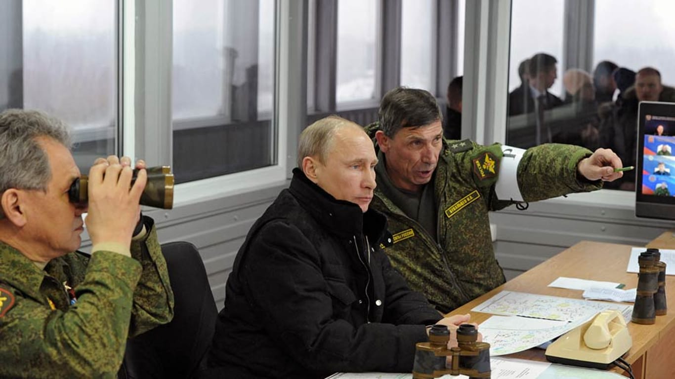 Wladimir Putin lässt sich von Oberbefehlshaber Iwan Buwaltsew Truppenbewegungen bei einem Manöver Anfang März erklären.