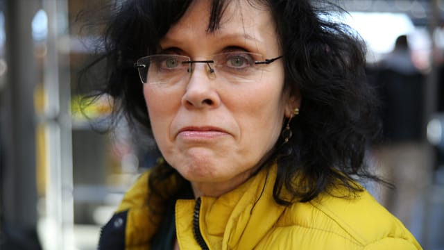 Parkinson: Gisela Steinert kann nicht mehr wie früher lachen. Bei Parkinson reagieren die Gesichtsmuskeln nicht mehr wie bei einem gesunden Menschen. Parkinson: Gisela Steinert kann nicht mehr wie früher lachen. Bei Parkinson reagieren die Gesichtsmuskeln nicht mehr wie bei einem gesunden Menschen.