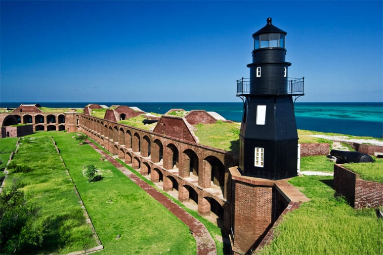 1825 wurde erstmals an dem Fort gebaut: Ein Leuchtturm warnte Schiffe und Boote vor Korallenriff und Insel. Erst 21 Jahre später, wurde das eigentlich Fort errichtet.
