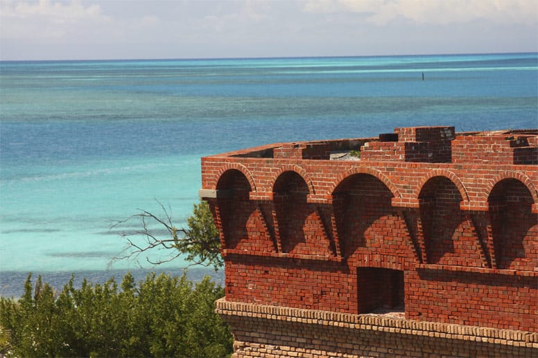 14 Meter ragen die Mauern aus dem Meer heraus. Doch zwischen den roten Ziegelsteinen und dem Golf von Mexiko liegt noch eine Barriere, die Gefangene an der Flucht hindern und Eindringlinge am Betreten der Festung hindern sollte:...