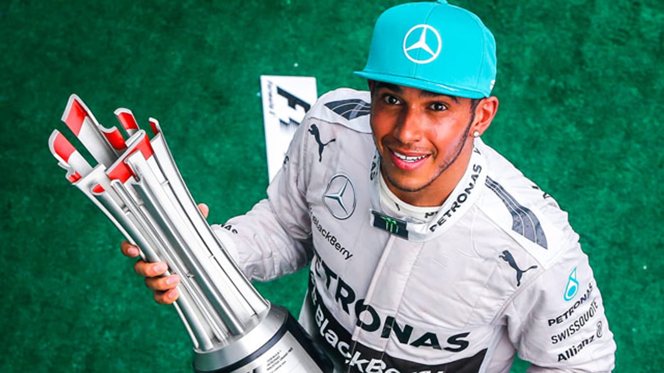 Mercedes-Pilot Lewis Hamilton mit dem Siegerpokal nach dem Großen Preis von Malaysia.