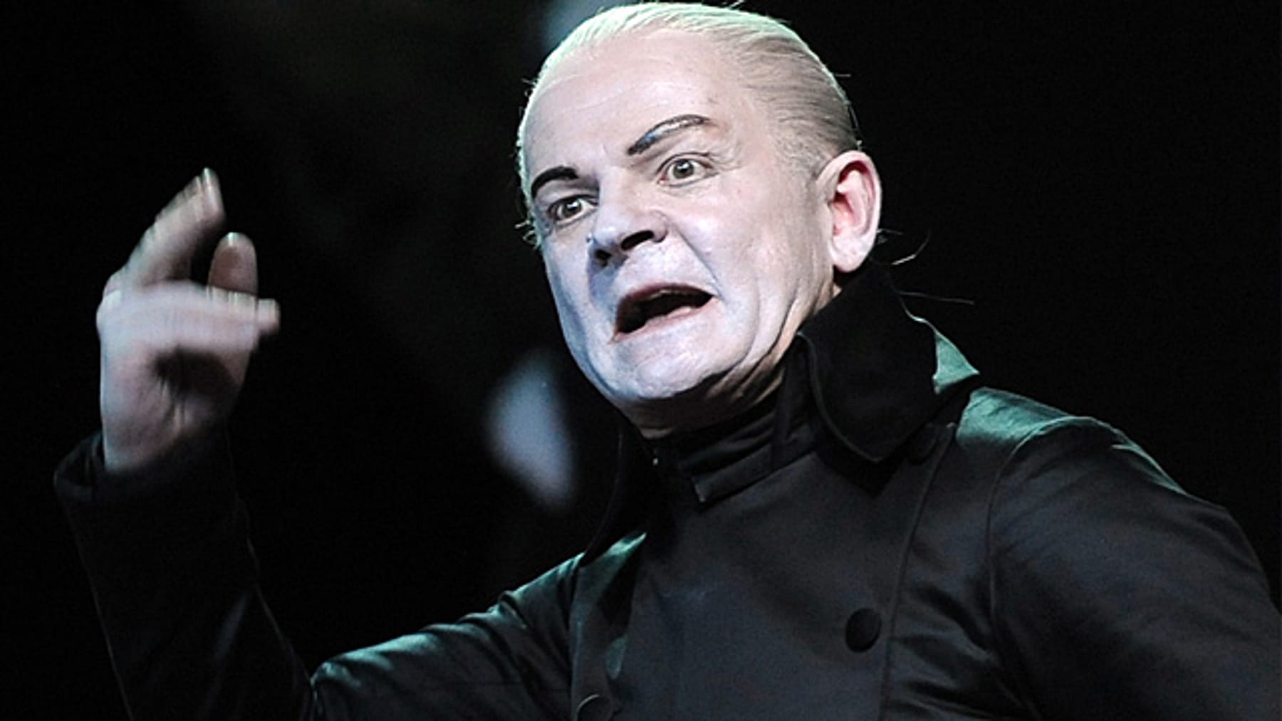 Theaterdarsteller Veit Schubert bricht sich auf der Bühne das Handgelenk