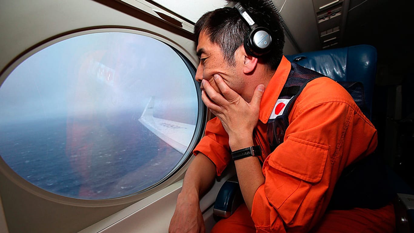 Die Suche nach Überresten von Flug MH370 geht auch im neuen Suchgebiet zu Wasser und zu Luft weiter und entwickelt sich immer mehr zu einem Wettlauf gegen die Zeit.