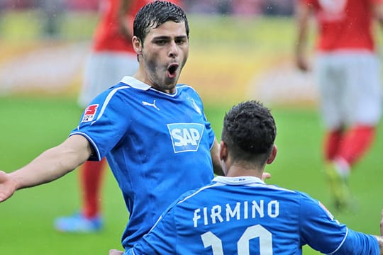 Kevin Volland und Roberto Firmino jubeln über einen Treffer der TSG.