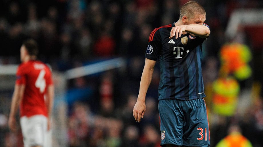 Bastian Schweinsteiger geht nach seinem Platzverweis vom Feld.