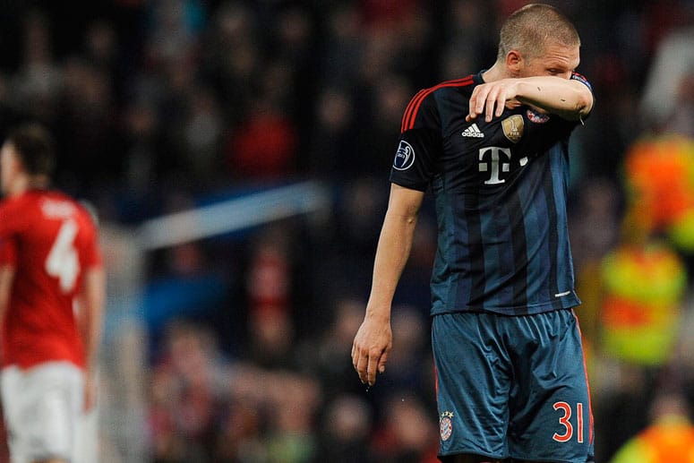 Bastian Schweinsteiger geht nach seinem Platzverweis vom Feld.