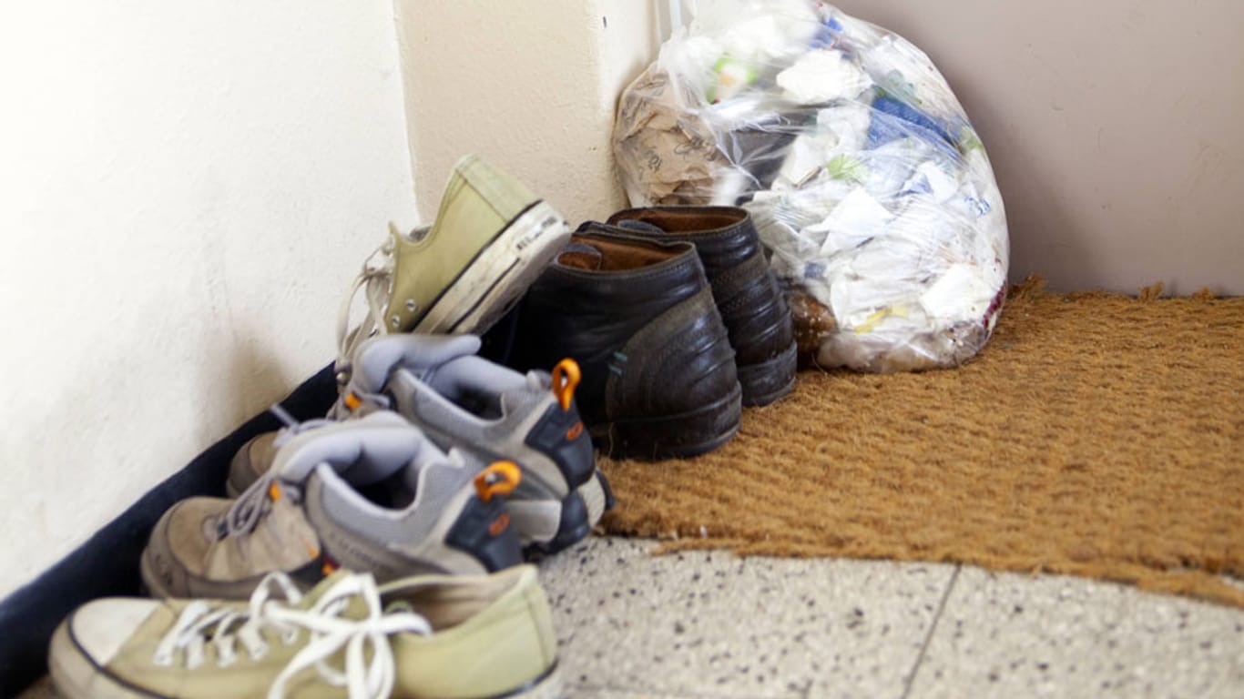 Geruch von durchgeschwitzen Schuhen kann tagelang in der Wohnung hängen. Mit ein paar einfachen Tricks wird die Luft wieder rein.