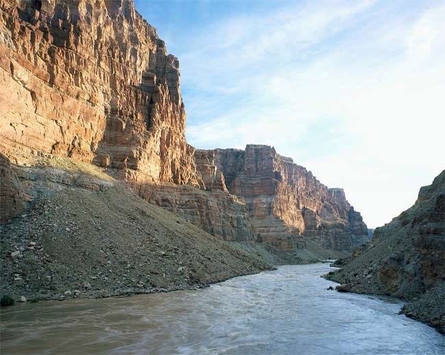 Die Stille trügt: Im Oberlauf fließt der Colorado ruhig durch den Cataract Canyon. Doch ab Streckenmeile 64 wird er wild.
