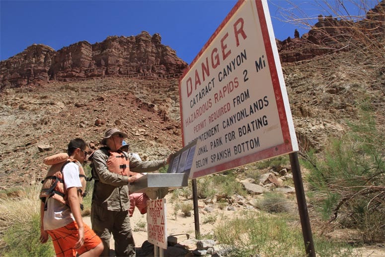 Ein Schild warnt mitten in der Wüste vor den gefährlichen Wellen des Colorado.
