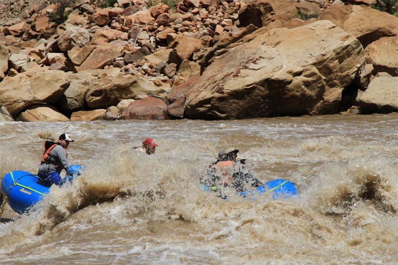 Wo Colorado und Green River zusammenfließen, müssen sich die Rafter durch tosende Wellen kämpfen.