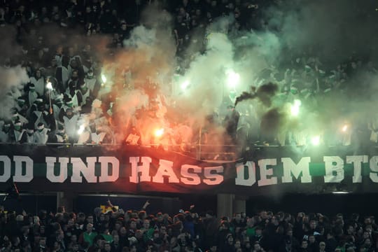 Anhänger von Hannover 96 zünden im November 2013 beim Bundesliga-Duell gegen Eintracht Braunschweig Pyrotechnik.