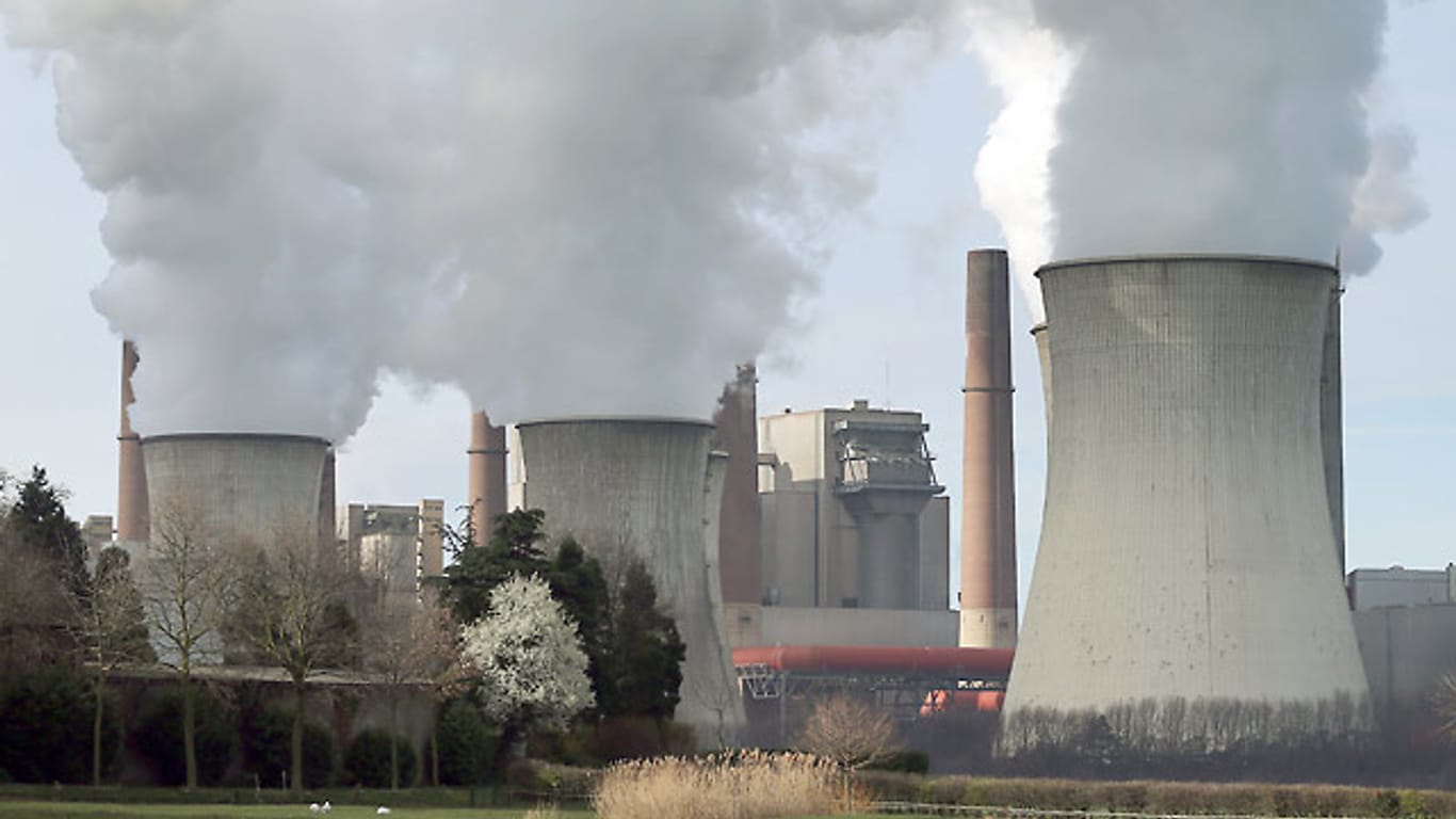 Die Kühltürme des RWE-Braunkohlekraftwerk Neurath: Platz zwei der klimaschädlichsten Kraftwerke Europas