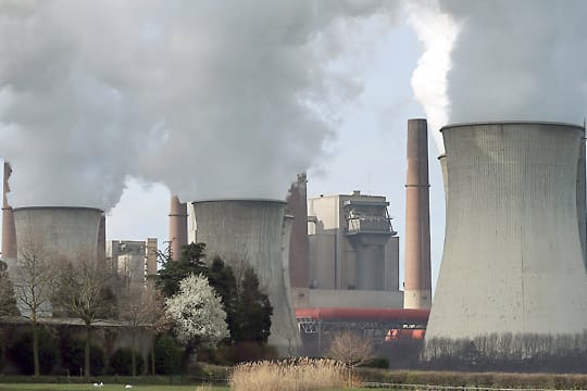 Die Kühltürme des RWE-Braunkohlekraftwerk Neurath: Platz zwei der klimaschädlichsten Kraftwerke Europas