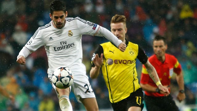 Marco Reus läuft Reals Isco (li.) nur hinterher.