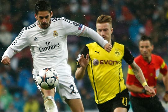 Marco Reus läuft Reals Isco (li.) nur hinterher.