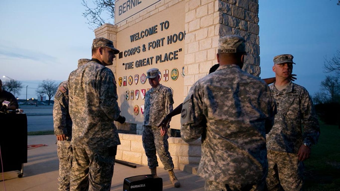 Soldaten am Eingang von Fort Hood in Texas