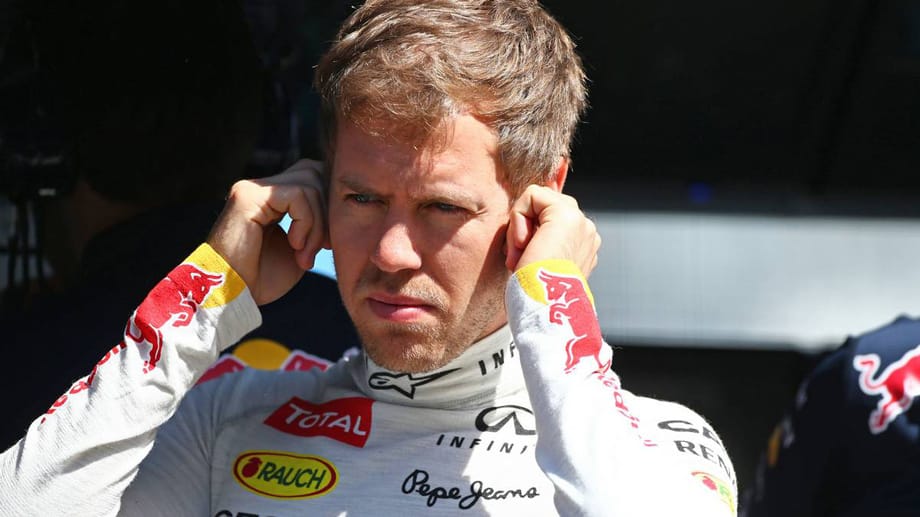 Sebastian Vettel wird sich wohl an die leisen Motoren gewöhnen müssen. Die Ohren muss er sich offenbar dennoch zuhalten. Sebastian Vettel wird sich wohl an die leisen Motoren gewöhnen müssen. Die Ohren muss er sich offenbar dennoch zuhalten.
