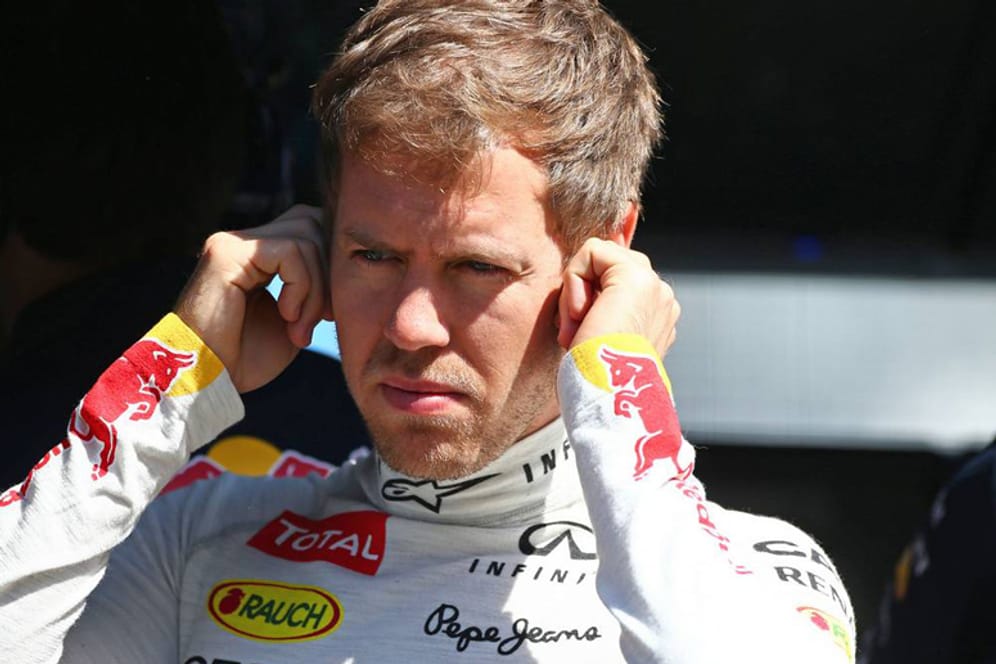 Sebastian Vettel wird sich wohl an die leisen Motoren gewöhnen müssen. Die Ohren muss er sich offenbar dennoch zuhalten.