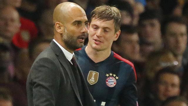 Wieder einmal diskutierten Toni Kroos und Pep Guardiola (li.) auffällig lange an der Seitenlinie. Wieder einmal diskutierten Toni Kroos und Pep Guardiola (li.) auffällig lange an der Seitenlinie.