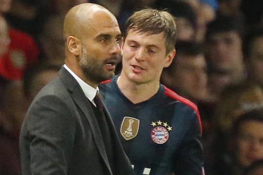 Wieder einmal diskutierten Toni Kroos und Pep Guardiola (li.) auffällig lange an der Seitenlinie.