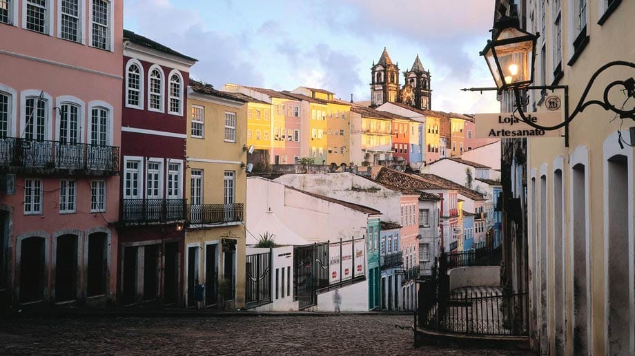 Das typisch bunte Straßenbild von Salvador de Bahia. In der Stadt ist das afrikanische Erbe Brasiliens stark verwurzelt.