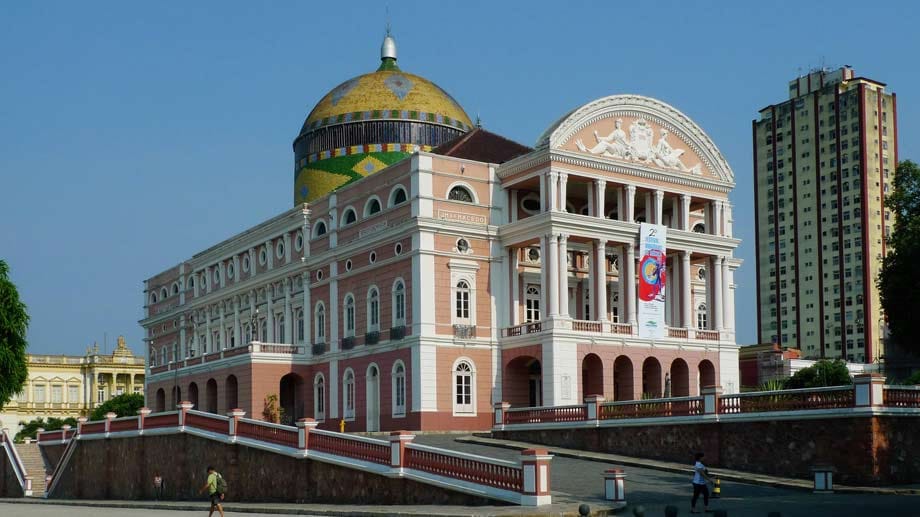 Manaus erblühte ab Mitte des 19. Jahrhunderts zum "Paris der Tropen", als sie das Monopol auf Kautschuk hatte, den Grundstoff zur Gummiherstellung. Mit dem pompösen Opernhaus, dem Teatro Amazonas, setzen sich die Gummi-Barone selbst ein Denkmal.