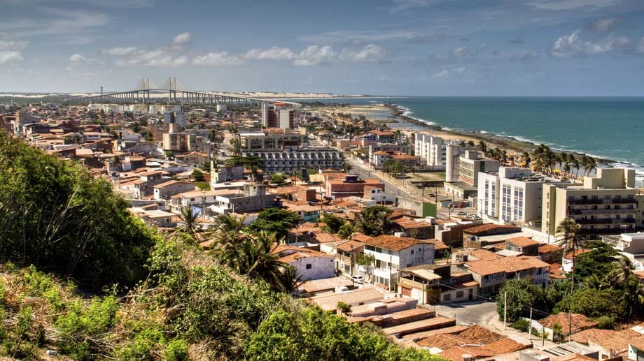 Wahrzeichen der 770.000-Einwohner-Stadt Natal ist die sternförmige Festung Forte dos Reis Magos, doch auch für ihre Strände und Sanddünen ist sie bekannt.