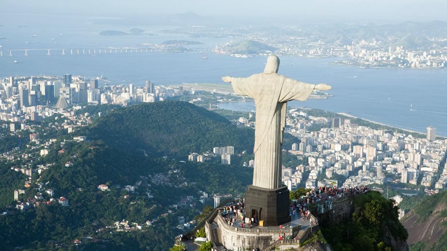 Die Stadt am Zuckerhut ist Synonym für überbordende Lebensfreude und Sinnlichkeit, Fröhlichkeit und Charme. Für viele ist Rio de Janeiro die schönste Stadt der Welt.