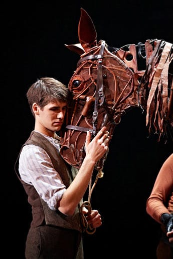 Szene aus dem Musical "War Horse - Gefährten fürs Leben", das in Berlin aufgeführt wird.