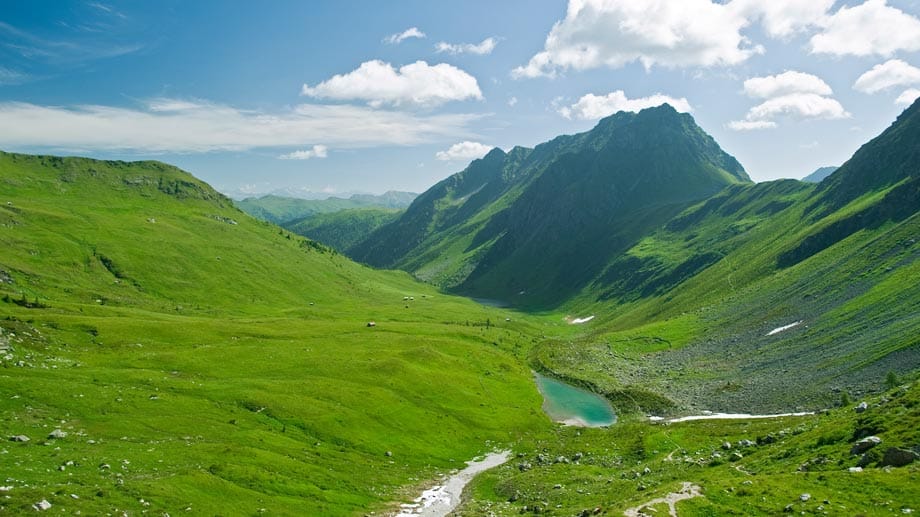 Auf dem Karnischen Höhenweg können Urlauber auf dem "Friedensweg" zwischen Osttirol und Kärnten an der österreichisch-italienischen Grenze entlang wandern.