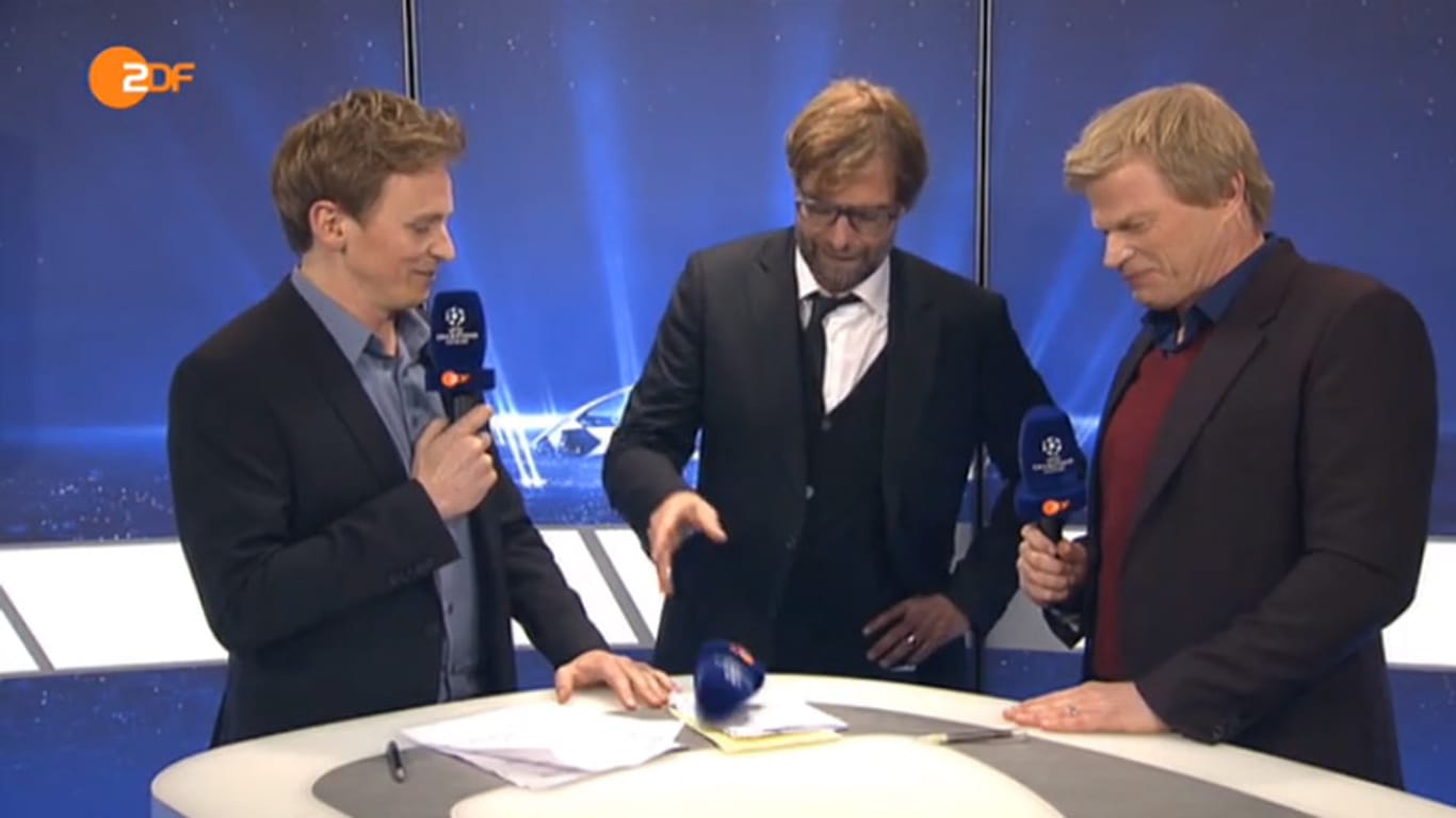 Jochen Breyer schaut zu, wie Jürgen Klopp das Mikro hinwirft und geht. (Screen ZDF)