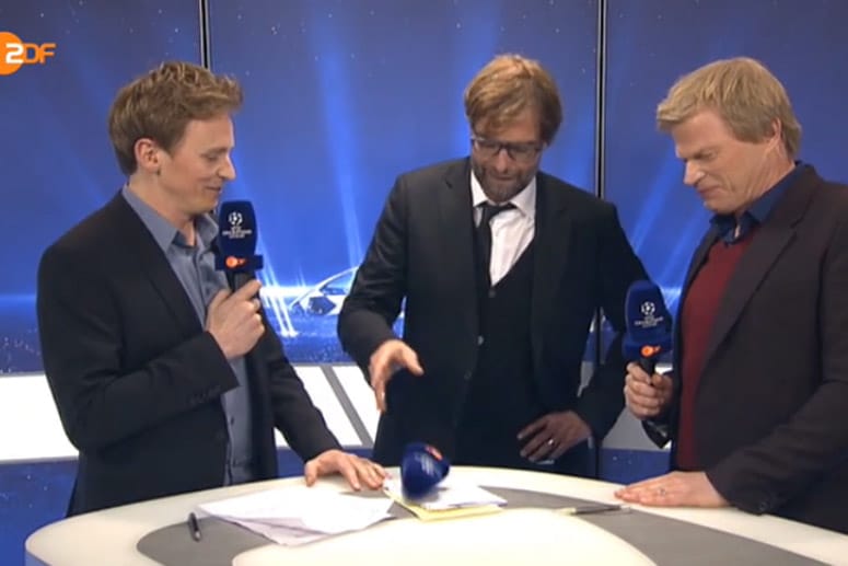 Jochen Breyer schaut zu, wie Jürgen Klopp das Mikro hinwirft und geht. (Screen ZDF)