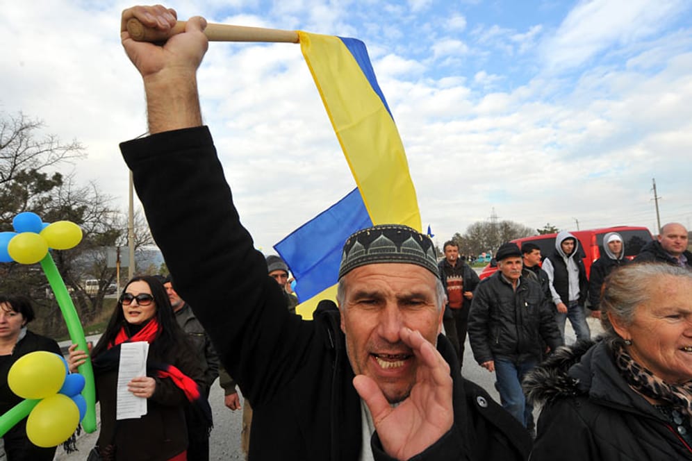 Ein Tatar protestiert gegen die Annexion der Krim durch Russland - jetzt will die Minderheit die Autonomie.