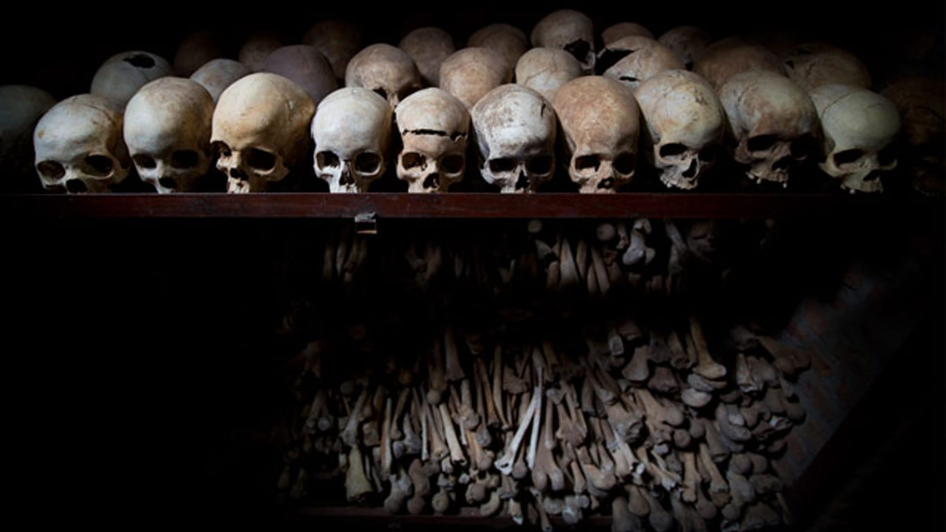 Die Gebeine ermorderter Tutsi-Flüchtlinge in der unterirdischen Krypta des katholischen Gotteshauses von Nyamata sollen an den Völkermord in Ruanda erinnern.