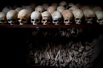 Die Gebeine ermorderter Tutsi-Flüchtlinge in der unterirdischen Krypta des katholischen Gotteshauses von Nyamata sollen an den Völkermord in Ruanda erinnern.