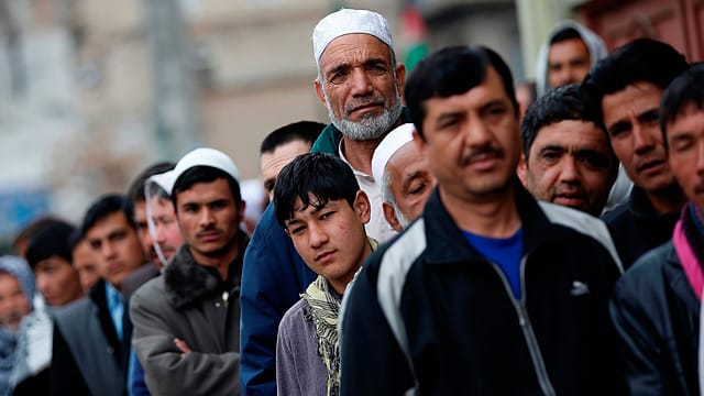 Mit angespannten Gesichtern standen die Menschen vor einem Wahllokal in Kabul Mit angespannten Gesichtern standen die Menschen vor einem Wahllokal in Kabul