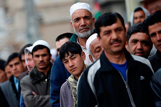 Mit angespannten Gesichtern standen die Menschen vor einem Wahllokal in Kabul
