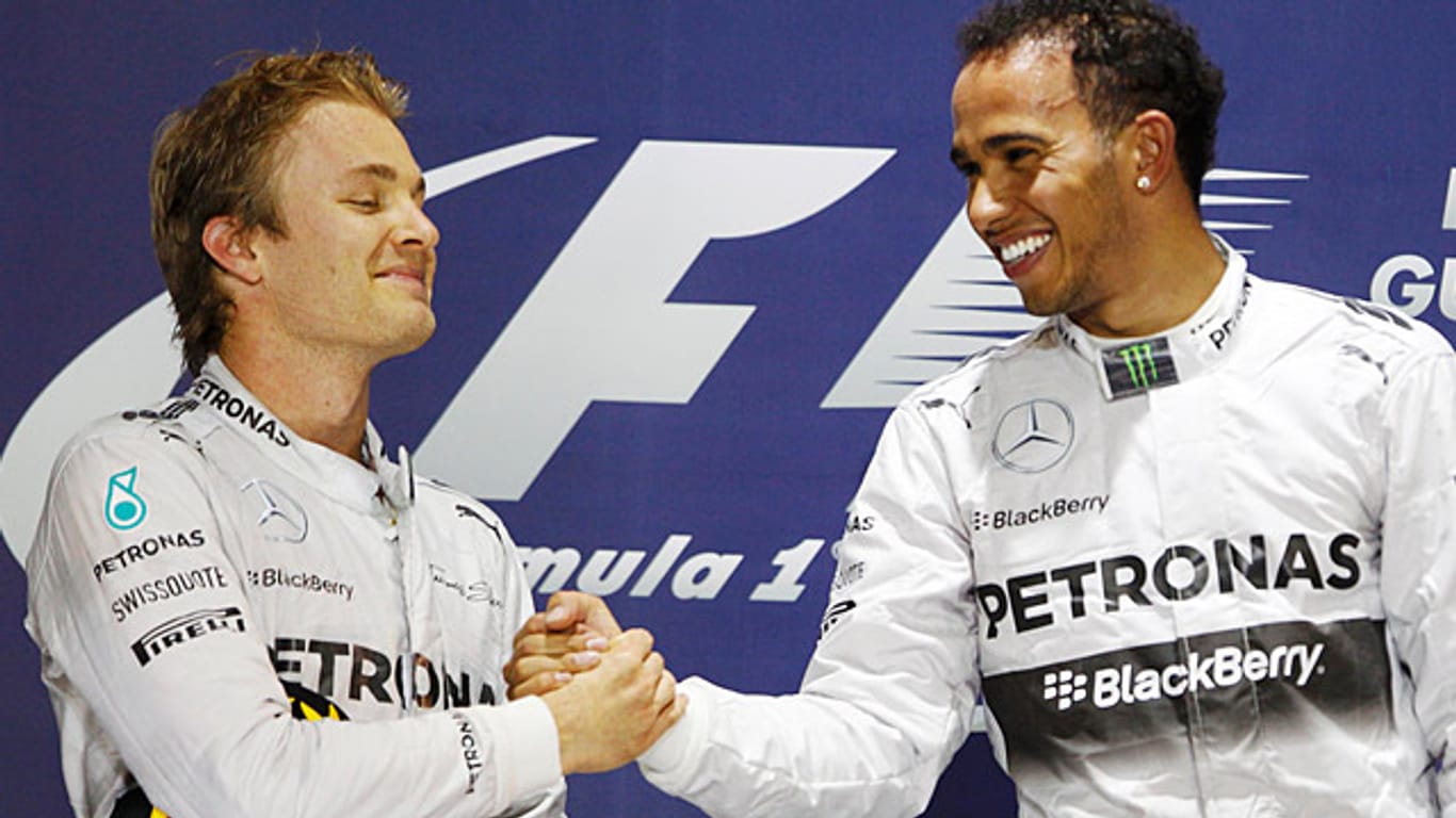Nico Rosberg (li.) und Lewis Hamilton geben sich nach hartem Kampf auf der Strecke die Hand.