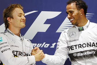 Nico Rosberg (li.) und Lewis Hamilton geben sich nach hartem Kampf auf der Strecke die Hand.