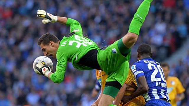 Hoffenheims Torwart Coen Casteels ist mit Adrian Ramos (re.) zusammengeprallt.