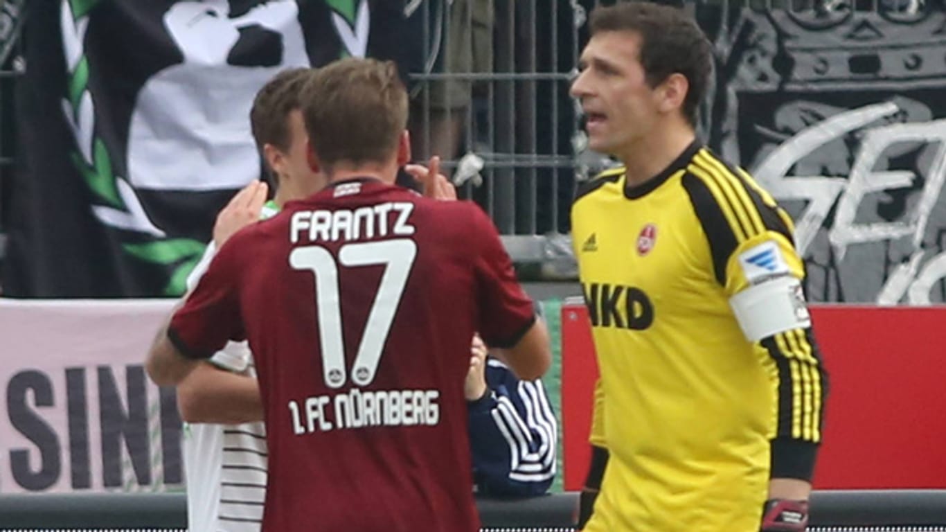 Raphael Schäfer (re.) und Mike Frantz attackieren Gladbachs Max Kruse (verdeckt).