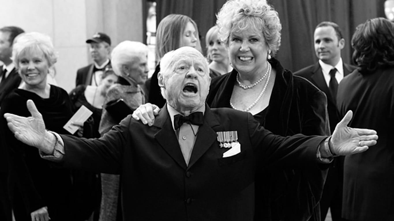 Mickey Rooney gemeinsam mit seiner Frau Jan bei der Oscarverleihung im Jahr 2008.
