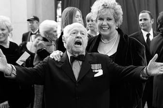 Mickey Rooney gemeinsam mit seiner Frau Jan bei der Oscarverleihung im Jahr 2008.