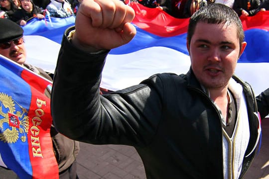 Pro-russische Aktivisten haben, wie hier vor einem Regierungsgebäude in Donezk, die Abspaltung der Ostukraine gefordert