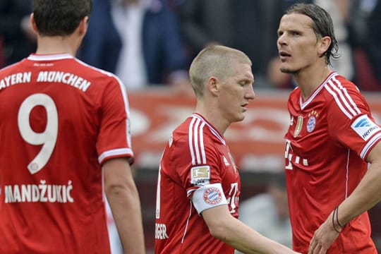 Mario Mandzukic (l.), Bastian Schweinsteiger (Mitte) und Daniel von Buyten sind restlos bedient: In Augsburg geht eine Serie von 53 Bundesligaspielen ohne Niederlage zu Ende.