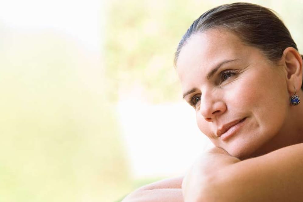 Im Durchschnitt haben Frauen mit 51 Jahren ihre letzte Periode. Damit sind sie in der Menopause.