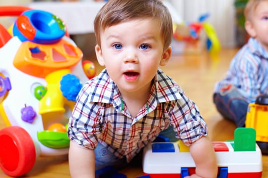 Zu frühe Fremdbetreuung kann bei Kindern zu großem Stress führen.