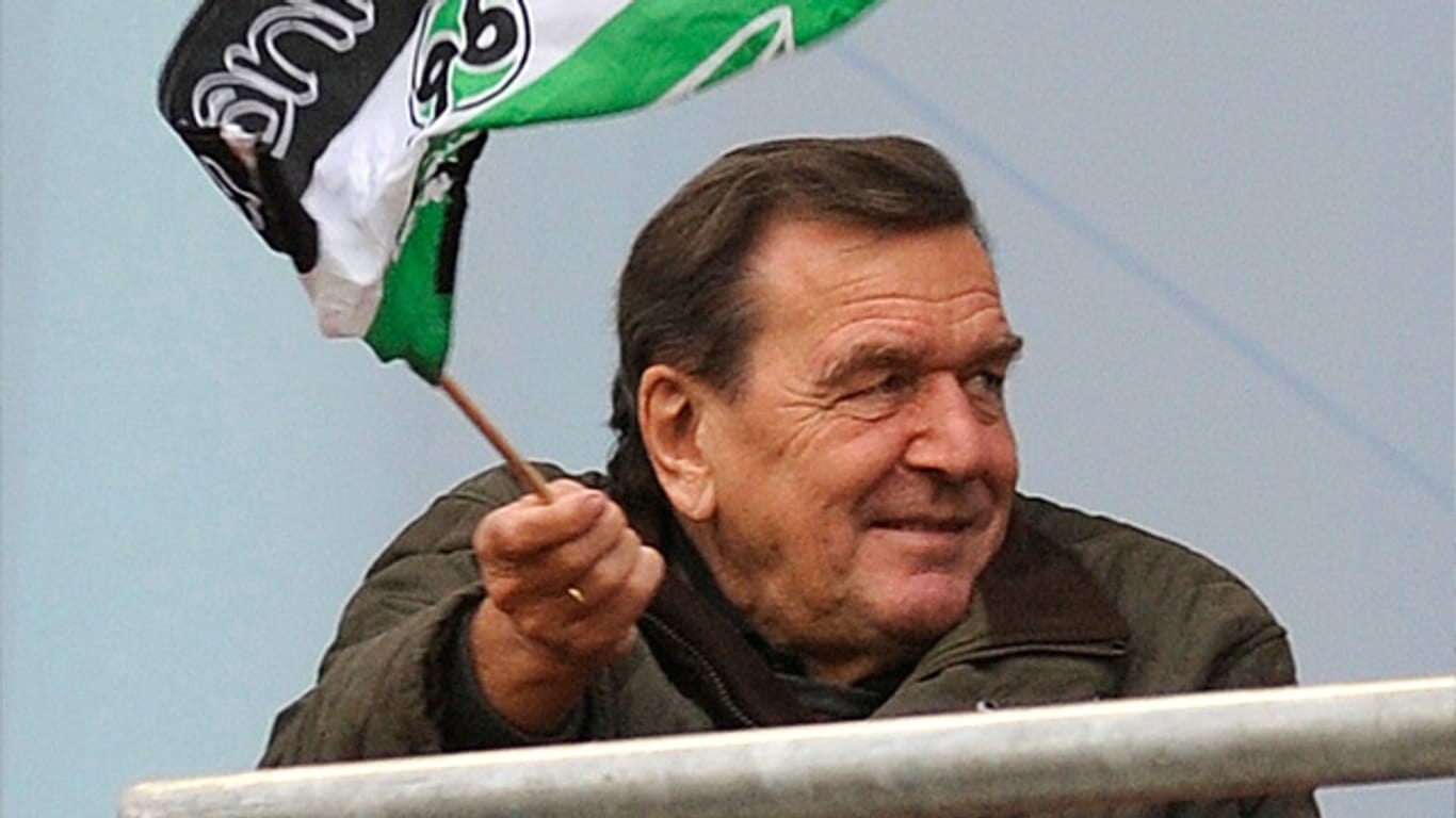 Gerhard Schröder ist seit Dezember 2013 bei Hannover 96. Nun sorgt er sich um den Klassenerhalt des Vereins.