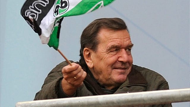 Gerhard Schröder ist seit Dezember 2013 bei Hannover 96. Nun sorgt er sich um den Klassenerhalt des Vereins. Gerhard Schröder ist seit Dezember 2013 bei Hannover 96. Nun sorgt er sich um den Klassenerhalt des Vereins.